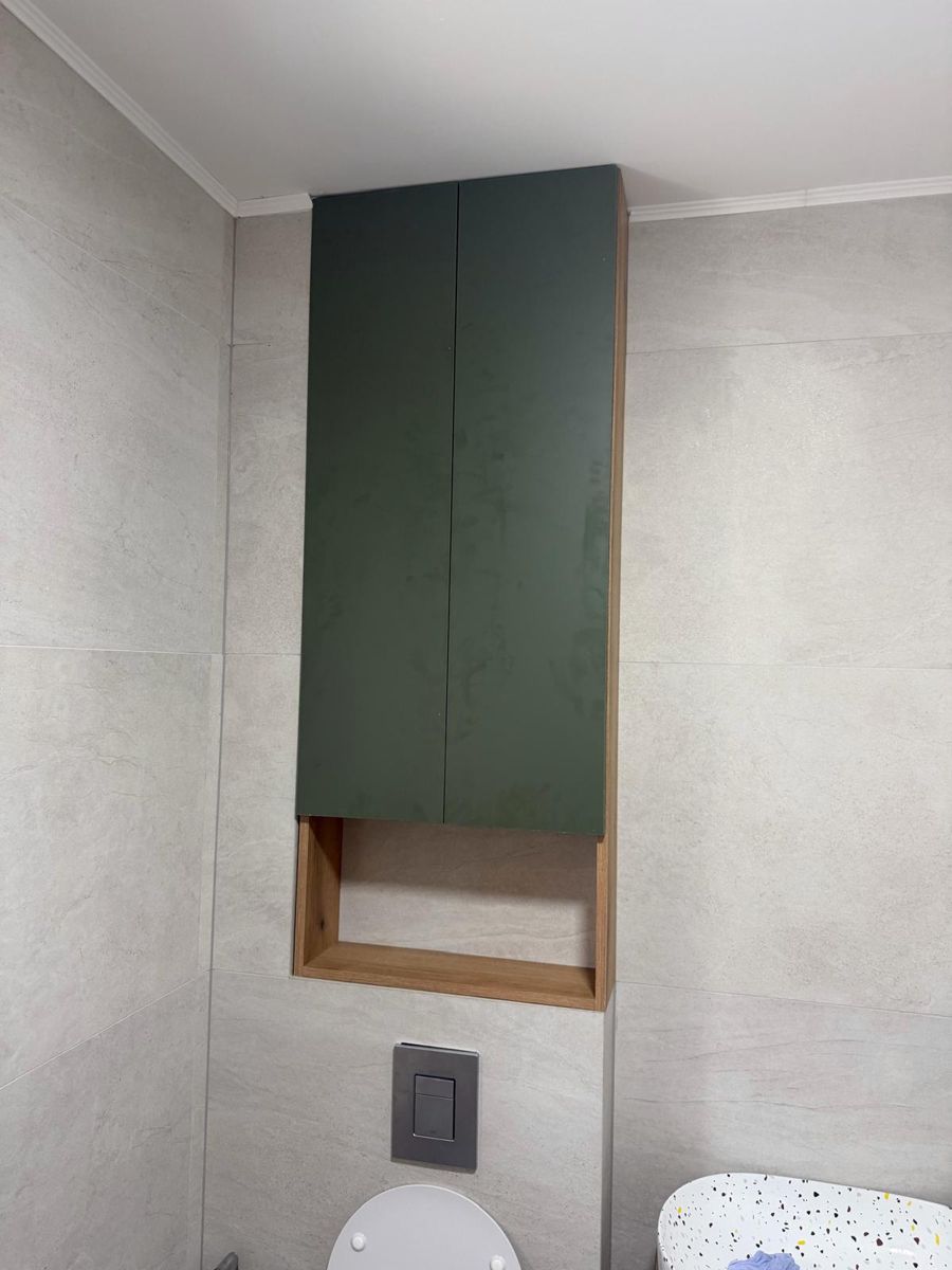 Kupatilski namještaj po mjeri – zeleni viseći element iznad WC-a